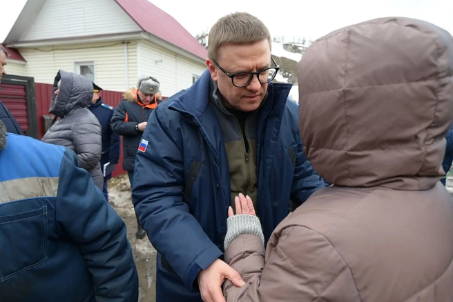 Губернатор Алексей Текслер в марте 2025 года лично контролировал ситуацию с ликвидацией паводка в Аше  | Источник: пресс-служба правительства Челябинской области 