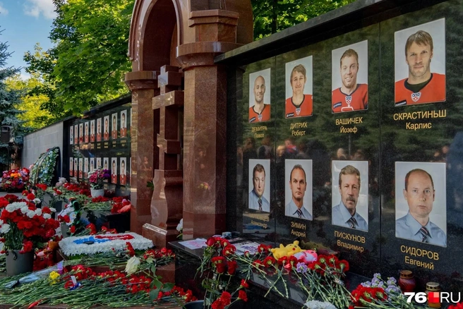 Почти все погибшие хоккеисты «Локомотива» похоронены на Леонтьевском кладбище в Ярославле | Источник: Кирилл Поверинов / 76.RU