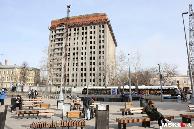 Большое заброшенное здание стоит прямо напротив выхода из метро | Источник: Артем Устюжанин / MSK1.RU