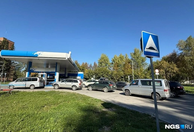 На «Газпромнефти» на Строителей 25-30 машин | Источник: Дарья Староверова / NSG.RU