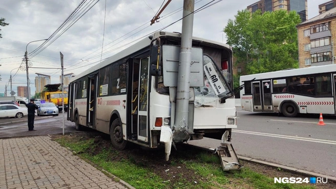 Автобус врезался в столб | Источник: Полина Бородкина / NGS24.RU