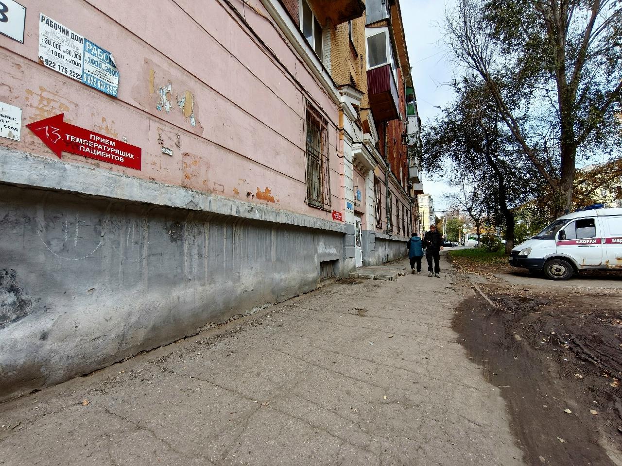 «Потолок обвалился, линолеум залатан саморезами»: самарец показал состояние поликлиники № 10 — видео