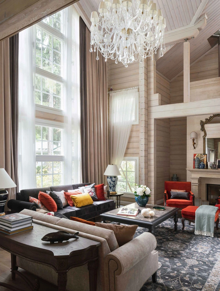 Гостиная. Диваны и кресла изготовлены по эскизам студии, мастерская «Виларт». Журнальный столик выполнен на заказ в столярной мастерской «Гайсин и Ко». Консоль за диваном, Gramercy Home. Антикварное зеркало. Бра, Chelini. | Источник: Дмитрий Цыренщиков