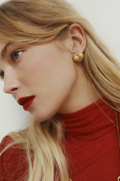 Серьги CHIC CLICТакие серьги впишутся и в романтический, и в повседневный образ, за счет своего лаконичного дизайна. А в День Святого Валентина предлагаем сочетать украшение с ярко-красными губами для праздничного настроения.