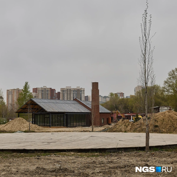 Рядом с визит-центром появится событийная поляна. На фото один из символических жерновов: площадка, выложенная деревом. Правда, она уже разваливается, ходить по дощечкам небезопасно, потому что от изменений погоды ее не защитили | Источник: Александр Ощепков / NGS.RU