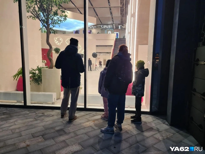 Людям остается любоваться убранством с улицы | Источник: Светлана Коновалова / YA62.RU