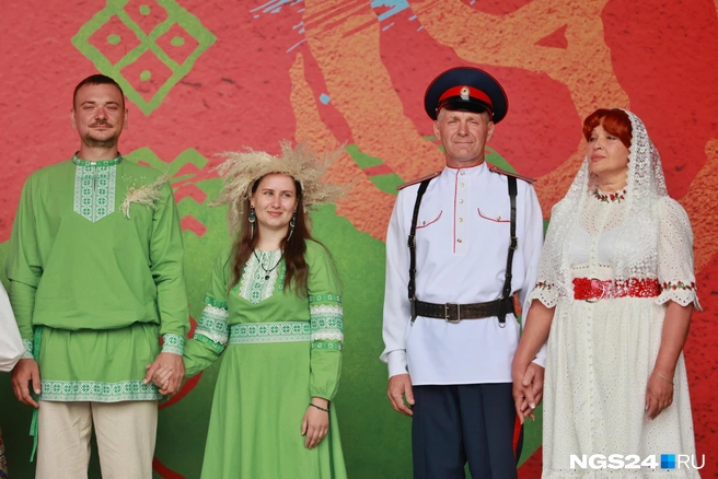 Одна пара расписывалась в казачьей форме | Источник: Мария Ленц / NGS24.RU