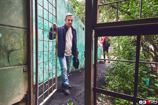 Денис Викторович регулярно спускается в подвал, чтобы задокументировать последствия ЧП | Источник: Роман Данилкин / 63.RU