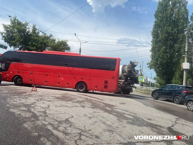 Автобус стоит на перекрестке больше часа | Источник: читатель Voronezh1.ru