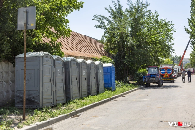 Сейчас в эти туалеты бегают только рабочие. Но кто знает, что будет завтра... | Источник: Константин Завриков / V1.RU