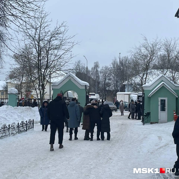 Маме покойного стало плохо во время прощания | Источник: Вера Борисова / MSK1.RU