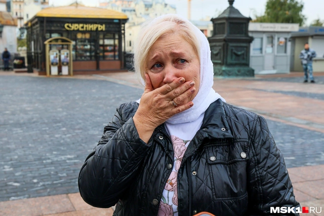 Выйдя из Храма Христа Спасителя, Ирина не смогла сдержать слез&nbsp;— так, с ее слов, поразило увиденное | Источник: Артем Устюжанин / MSK1.RU