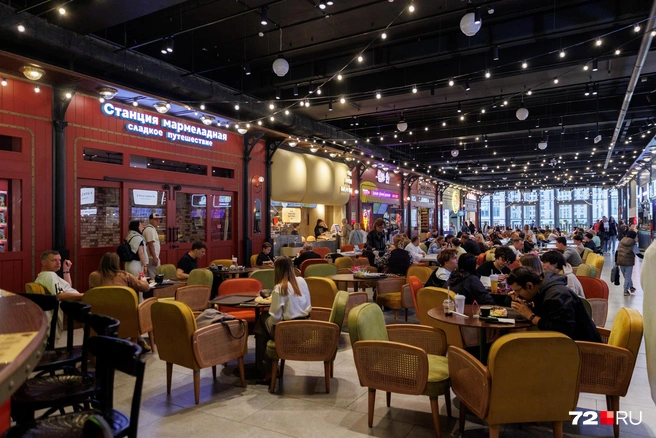 В фудмолле хорошо прятаться от дождливой погоды | Источник: Ирина Шарова / 72.RU