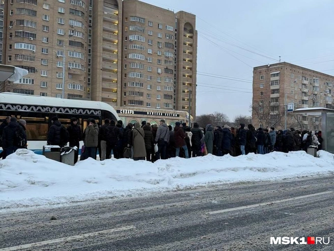 Трамваи встряли в пробку из-за снега в Москве 12 января | Источник: читатели MSK1.RU