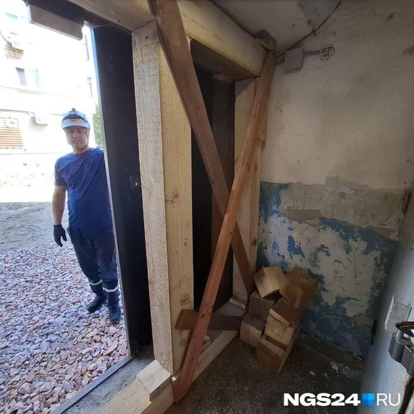 И на входе в подъезд | Источник: Татьяна Зарва / NGS24.RU
