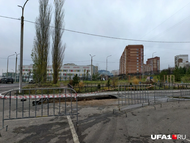 Место обвала оградили забором и лентой | Источник: Булат Салихов / UFA1.RU