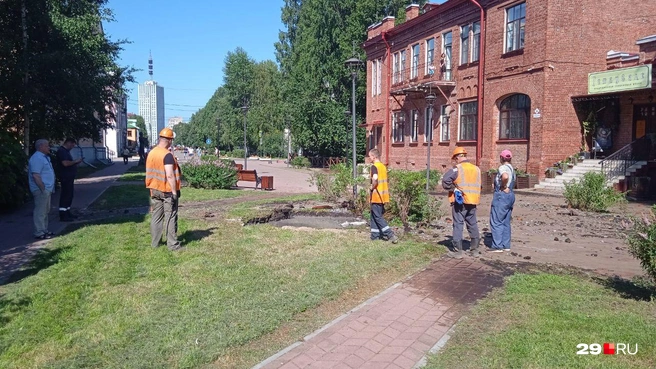 К этому моменту вода перестала идти из ямы диаметром примерно 3 метра | Источник: Юрий Скородумов / 29.RU