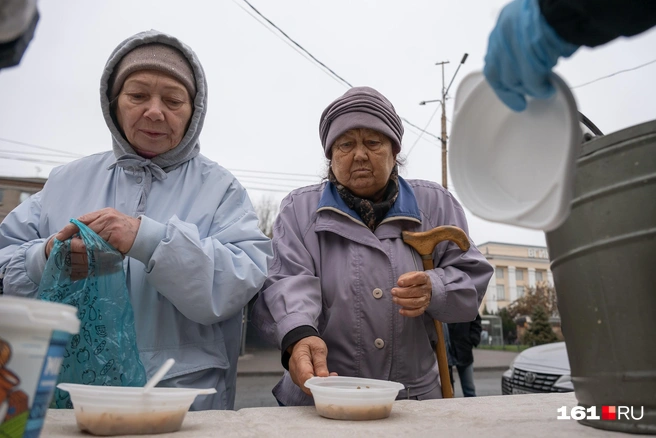 Нуждающиеся знают, куда и во сколько привозят еду | Источник: Евгений Вдовин / 161.RU