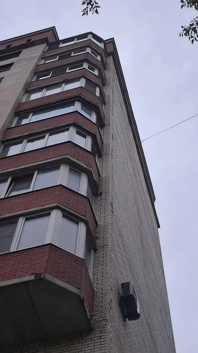 На Ленинском проспекте отремонтировали обрушившийся летом фасад жилого дома | Источник: пресс-служба администрации Кировского района