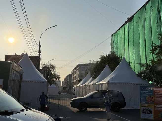Движение транспорта по улице Ленина ограничено в связи с фестивалем. | Источник: Анастасия Хрипушина/NGS.RU