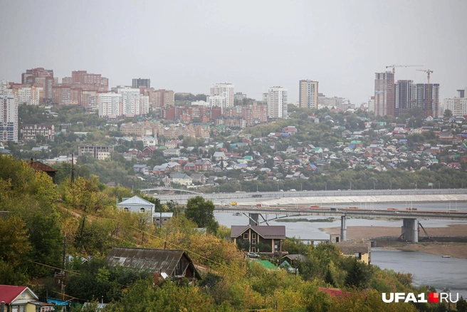 Серое небо и желтеющие деревья — осень уже пришла в наш город | Источник: Тимур Шарипкулов