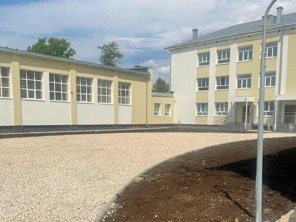 В школьных дворах появляются новые площадки для активного и тихого отдыха, тротуары, цветники, удобные скамейки | Источник: пресс-служба администрации Перми