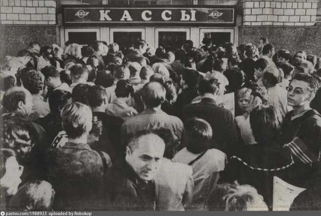 К кассам часто выстраивались большие очереди | Источник: Вечерняя Москва. 2000, № 129 Второй выпуск, 17 июля