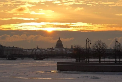 Петербург встретил первый рабочий день солнцем