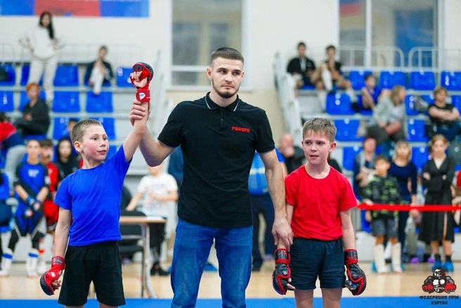 Момент определения победителя в соревновании ММА в Кургане | Источник: семейный архив