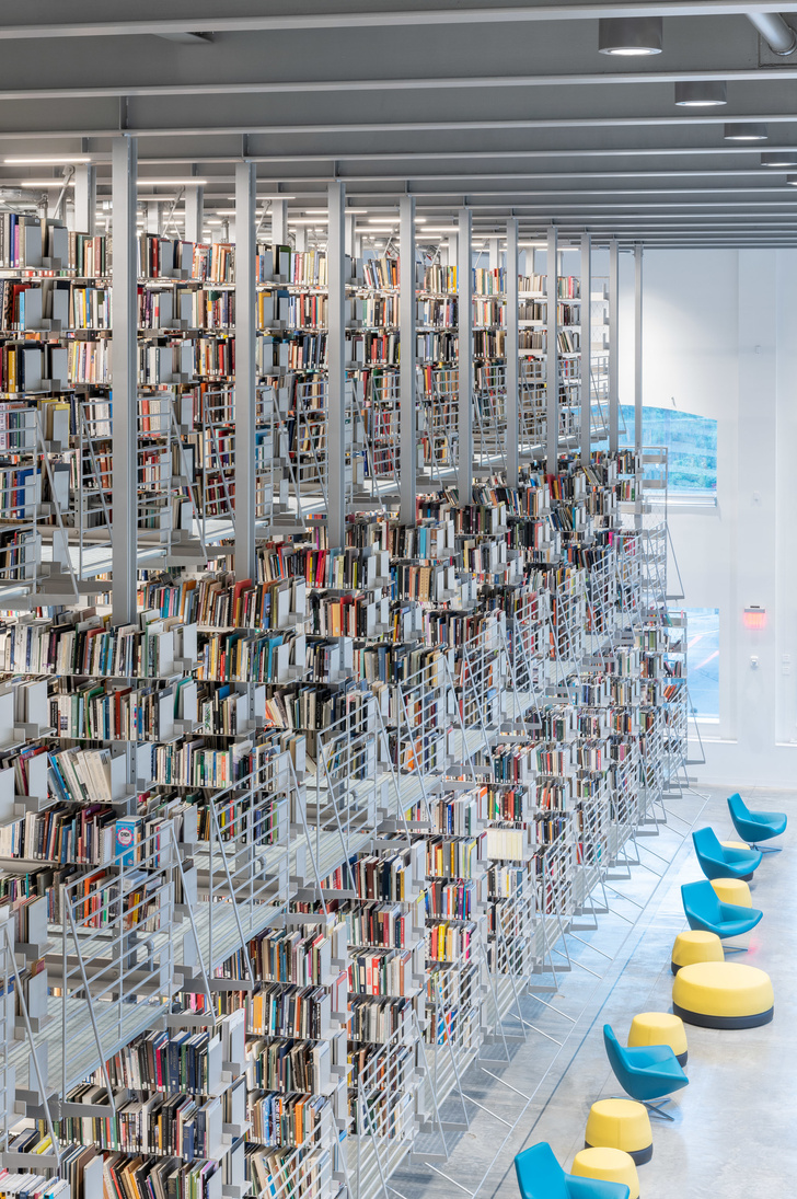 Библиотека с подвесными стеллажами Корнелльском университете (фото 7)