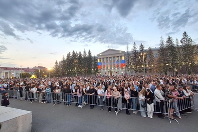 Курганцы отмечают День города на площади Ленина