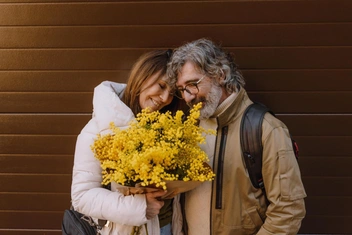 Какие цветы подарить девушке: советы психолога