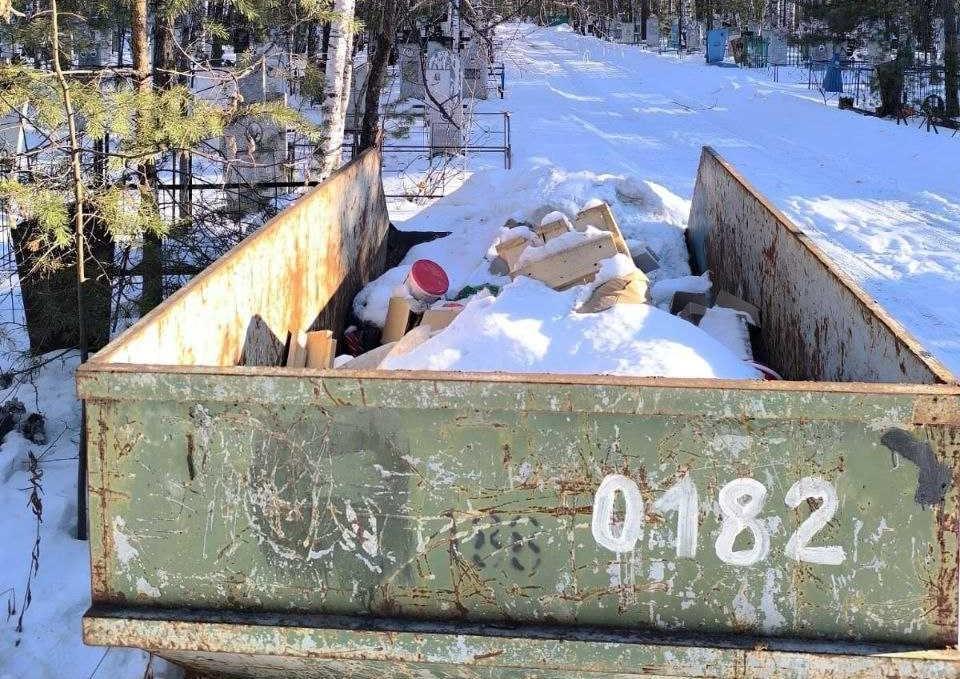 Испарился? С тюменского кладбища исчез вскрытый гроб, который выкинули в мусорку