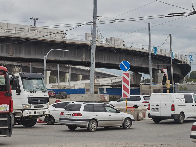 Так выглядел один из пролётов нового моста в летний период. | Источник: Александр Ощепков / NGS.RU
