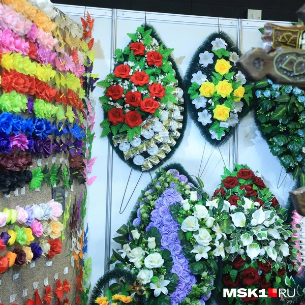 Выбор венков | Источник: Дмитрий Толстошеев / MSK1.RU