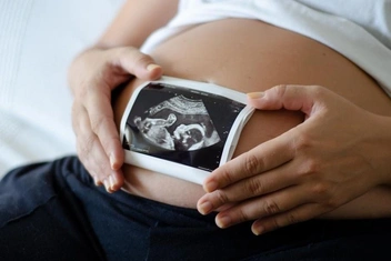 «Вам не положено рожать»: как и почему процедура ЭКО стала причиной спора россиян в соцсетях