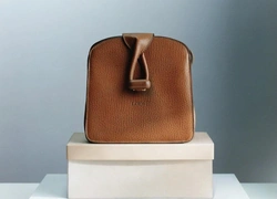 Loewe отреставрировали сумки, пострадавшие из-за наводнения в Валенсии