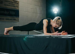 58-летняя Донна-Джин Уайлд установила рекорд Гиннеса, простояв в планке 4,5 часа
