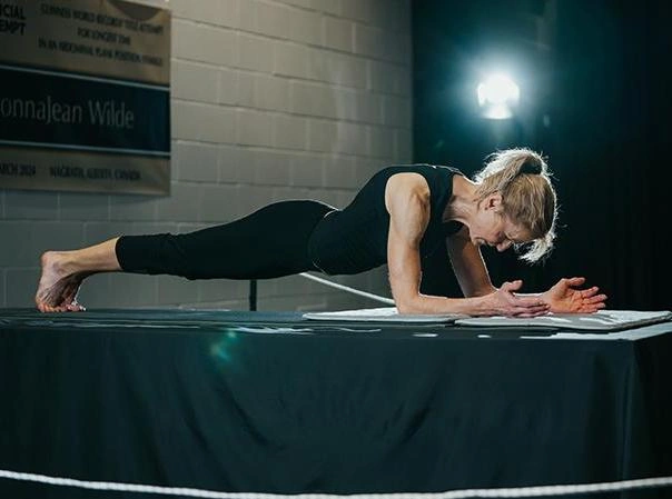 58-летняя Донна-Джин Уайлд установила рекорд Гиннеса, простояв в планке 4,5 часа