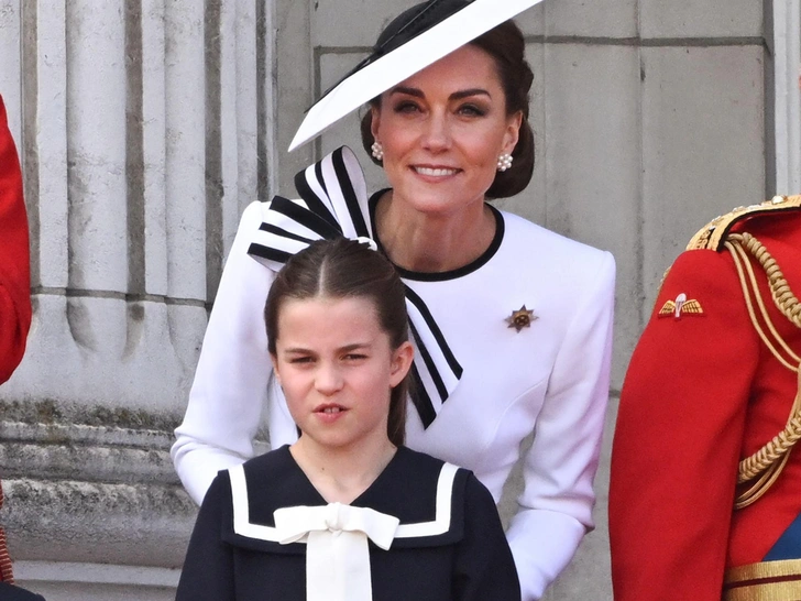 Мамина дочка: как принцесса Шарлотта копирует Кейт Миддлтон на Trooping the Colour (и это очень мило)