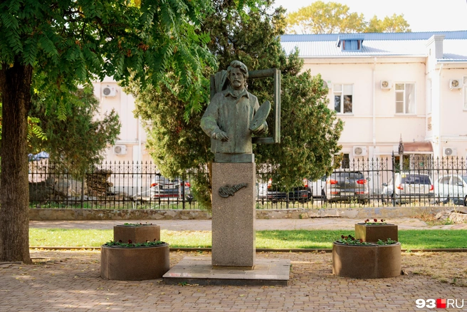 Памятник Репину у музея Федора Коваленко. На открытие картинной галереи Репин подарил Коваленко свою книгу статей и воспоминаний. Позднее знаменитый художник также повлияет на открытие в Екатеринодаре художественного училища | Источник: Дарья Паращенко / 93.RU