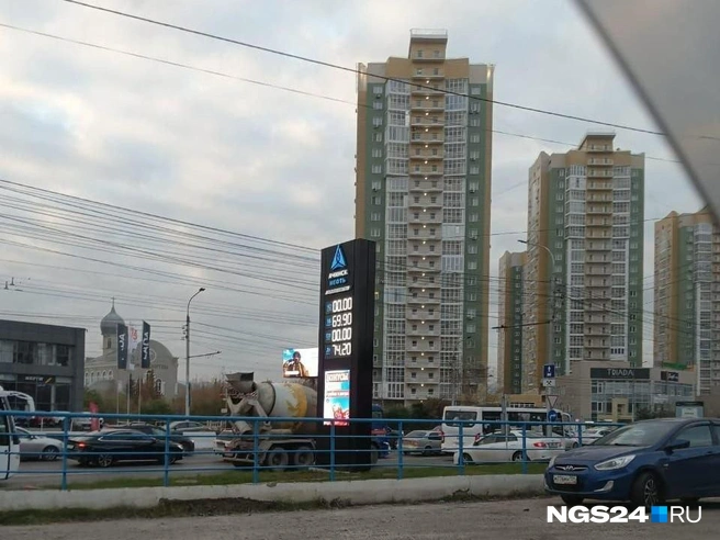 Ценник на «Ачинск нефть» на Партизана Железняка | Источник: Читатель NGS24.RU