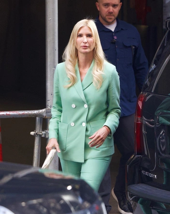 Иванка Трамп ломает все стереотипы о классическом костюме | marieclaire.ru