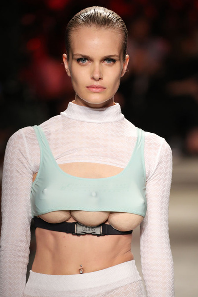 Модели с тремя грудями: жуткий тренд на Неделе моды в Милане
