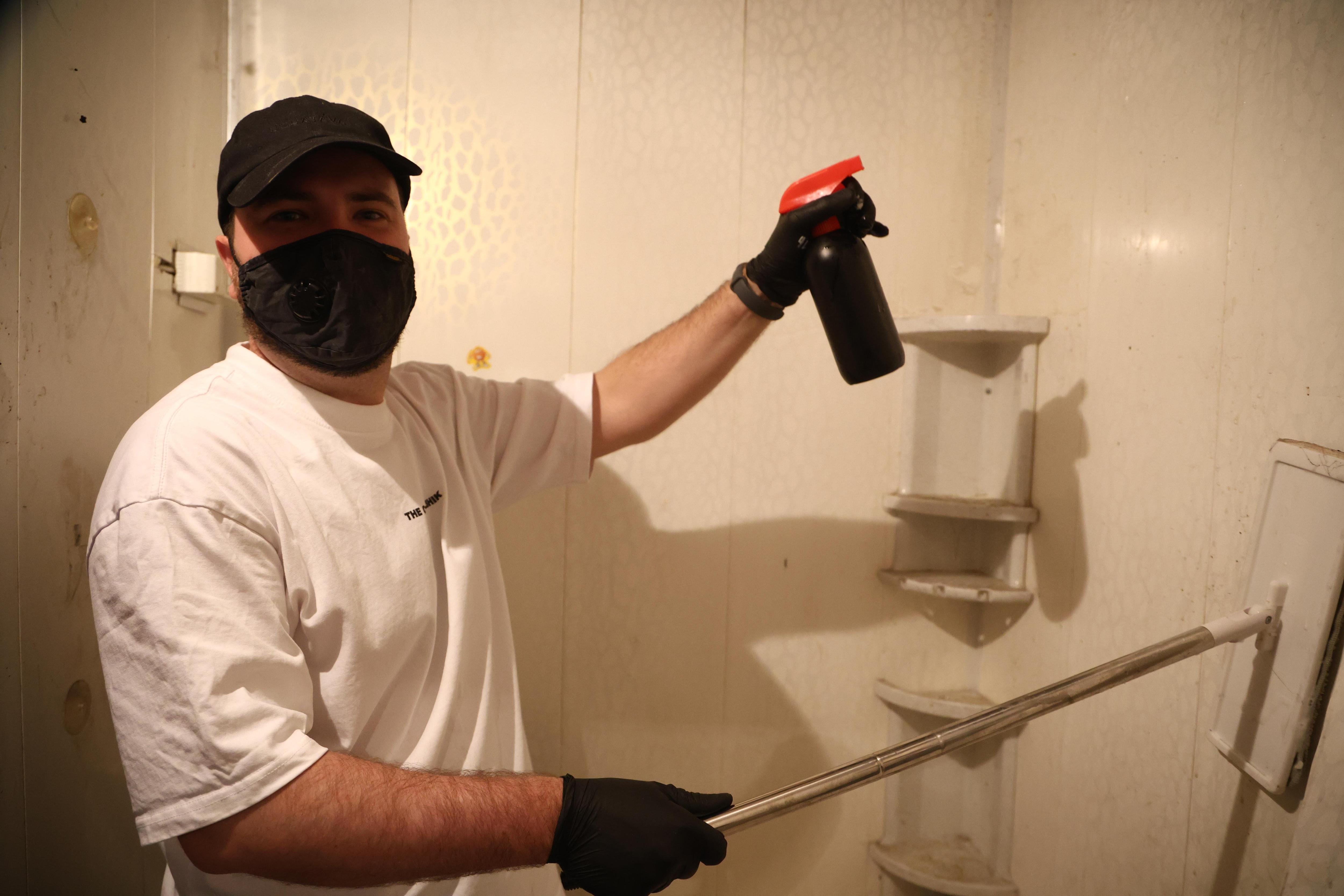 «Кругом грязь и рой тараканов». Менеджер бросил работу в офисе, чтобы бесплатно отмывать убитые квартиры