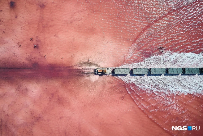 Состав везет добытую соль по проложенным прямо по воде рельсам | Источник: Александр Ощепков / NGS.RU