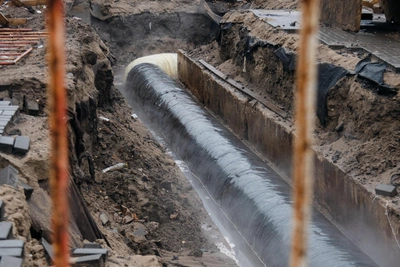 В Атамановке снова прорвало трубу, тепла нет у тысяч