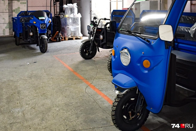 На переднем плане трицикл «Силач» с полузакрытой кабиной. На лобовом стекле есть дворник | Источник: Артем Краснов