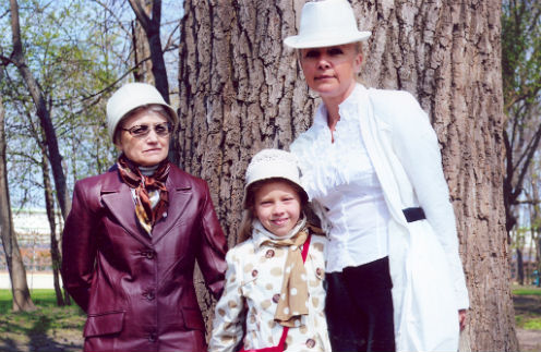 Бывшая заложница Лилия Дудкина и ее мама вдвоем воспитывают 9-летнюю Злату, больную ДЦП