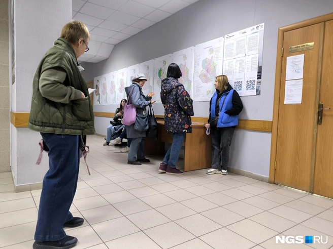 Когда в кабинет позвали только тех, кто пришел не по вопросу ЦУМа, выяснилось, что большинство в очереди интересует именно он | Источник: Андрей Бортко / NGS.RU